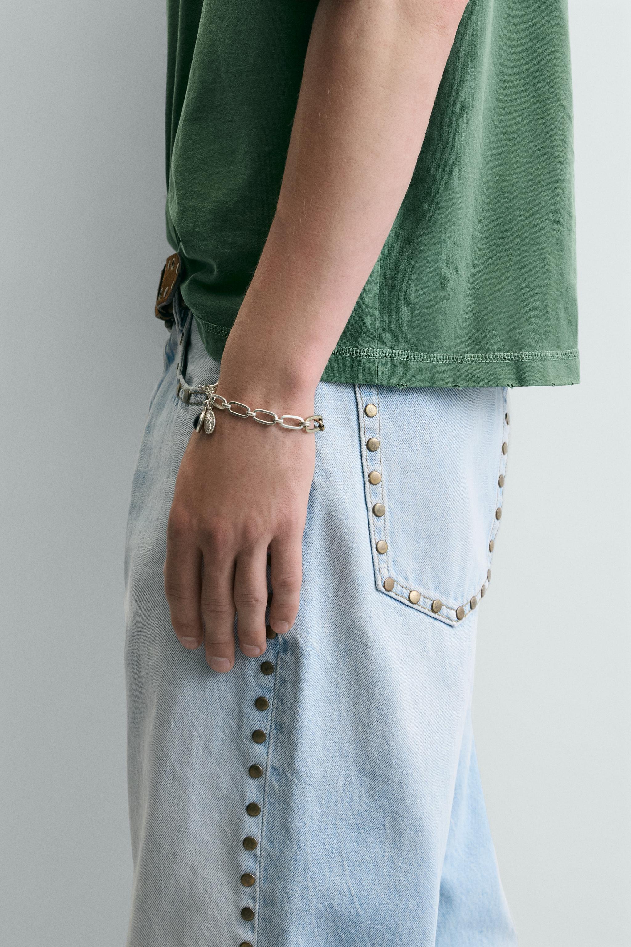 BRACELET EN MÉTAL AVEC BRELOQUES